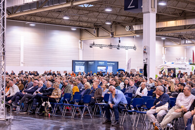 Spannung im vollen Saal (Bild: Paul Klimek)